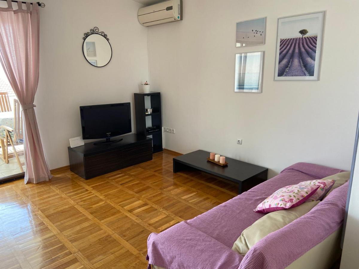 Apartment Iris & Elena Pinezici  Ngoại thất bức ảnh