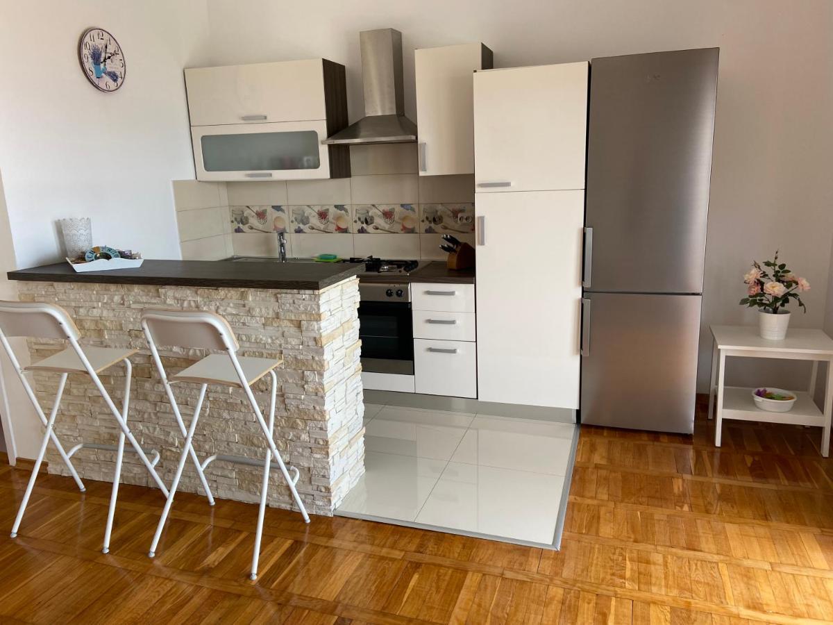 Apartment Iris & Elena Pinezici  Ngoại thất bức ảnh